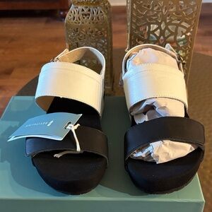 REVITALIGN Up Swell Sandals size 8B